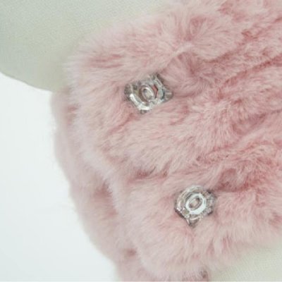 Για τις κρύες μέρες του χειμώνα, επιλέξτε το γούνινο παλτό από την εταιρεία Ferribiella. Διάσταση ράχης 36cm, χρώμα ροζ.