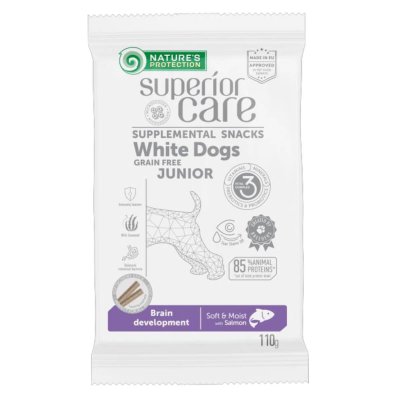 Συμπλήρωμα διατροφής-λιχουδιά χωρίς δημητριακά απο Nature's Protection με σολωμό, σχεδιασμένο για την ομαλή ανάπτυξη του εγκεφάλου σε νεαρά σκυλιά με λευκό τρίχωμα.